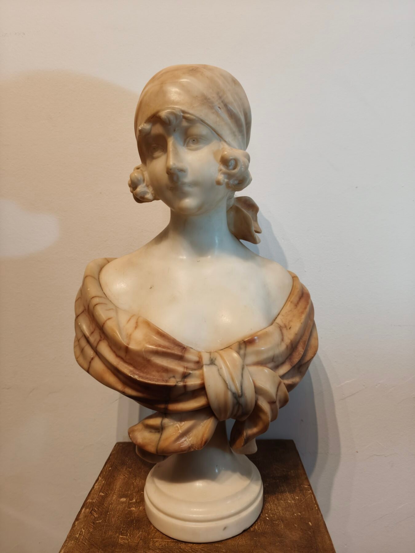 Busto alegórico femenino con mantón y turbante