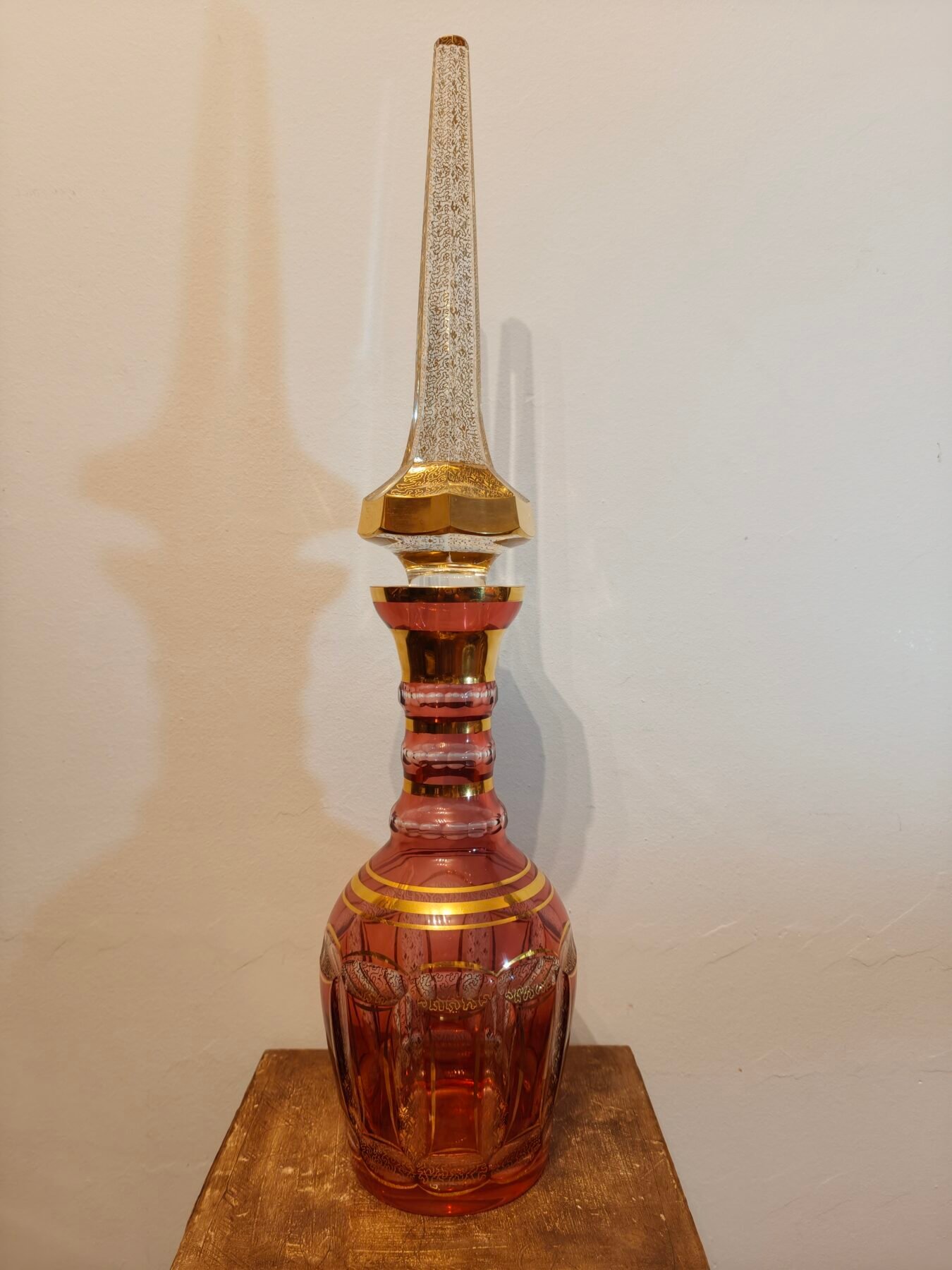 Carafe monumental de cristal tallado y oro