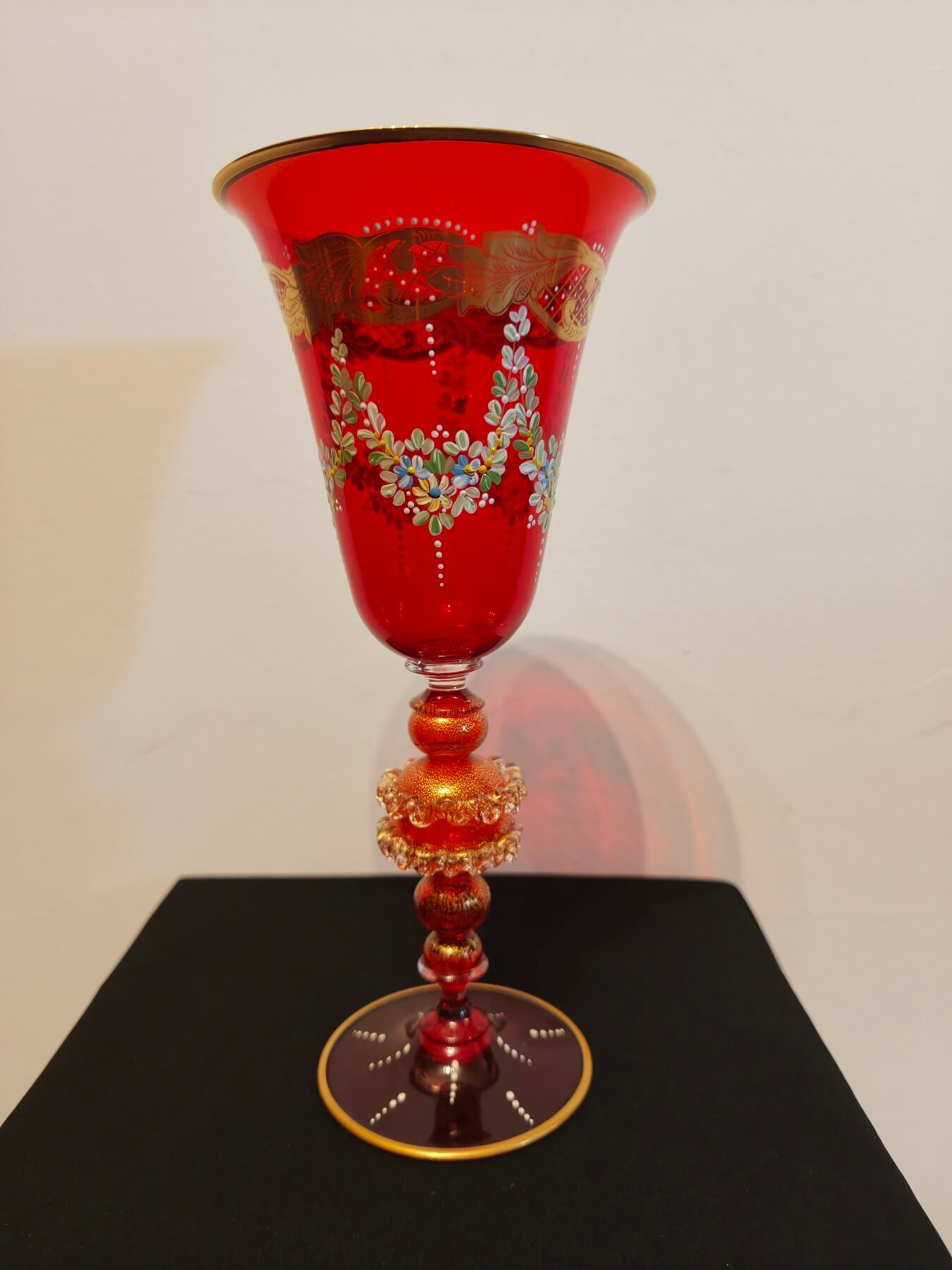 Tipetto Monumental de Murano en Cristal Rubí, Oro y Esmaltes Policromos