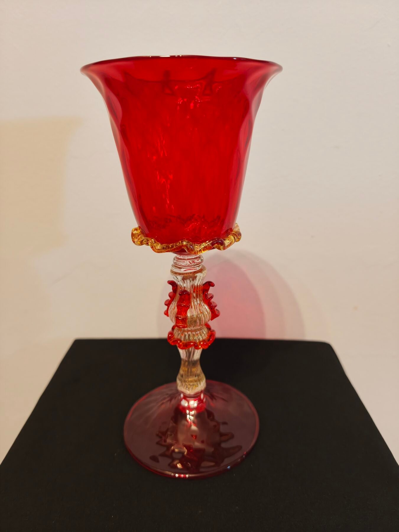 Tipetto Monumental de Murano en Cristal Rubí, Oro y Crestas Escultóricas