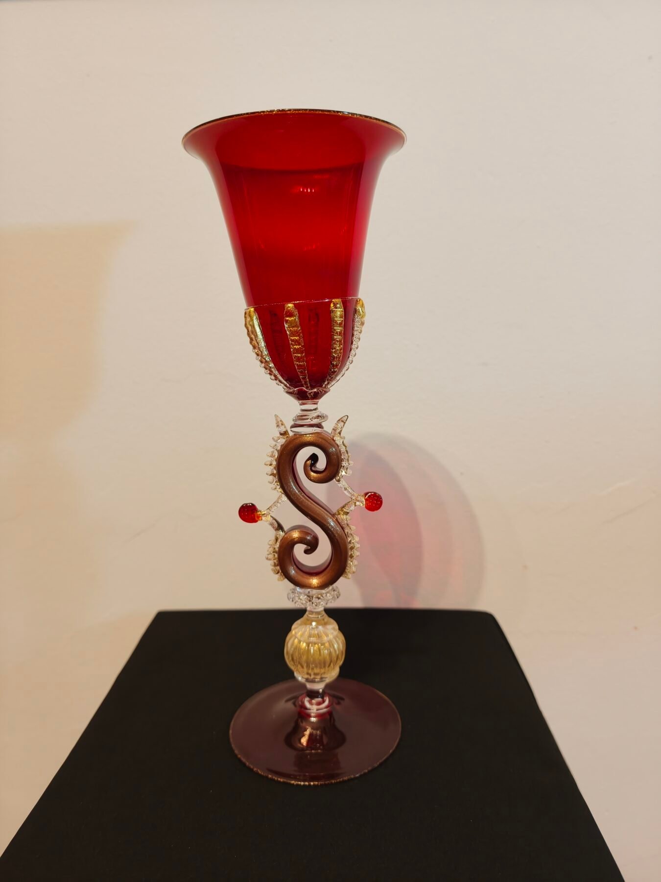 Tipetto Monumental de Murano en Cristal Rubí, Oro y Vástago Serpentiforme