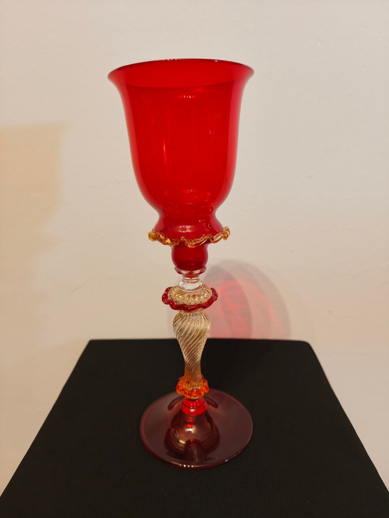 Tipetto de Murano en Cristal Rubí con Vástago Abalustrado en Rigadin Ritorto y Oro