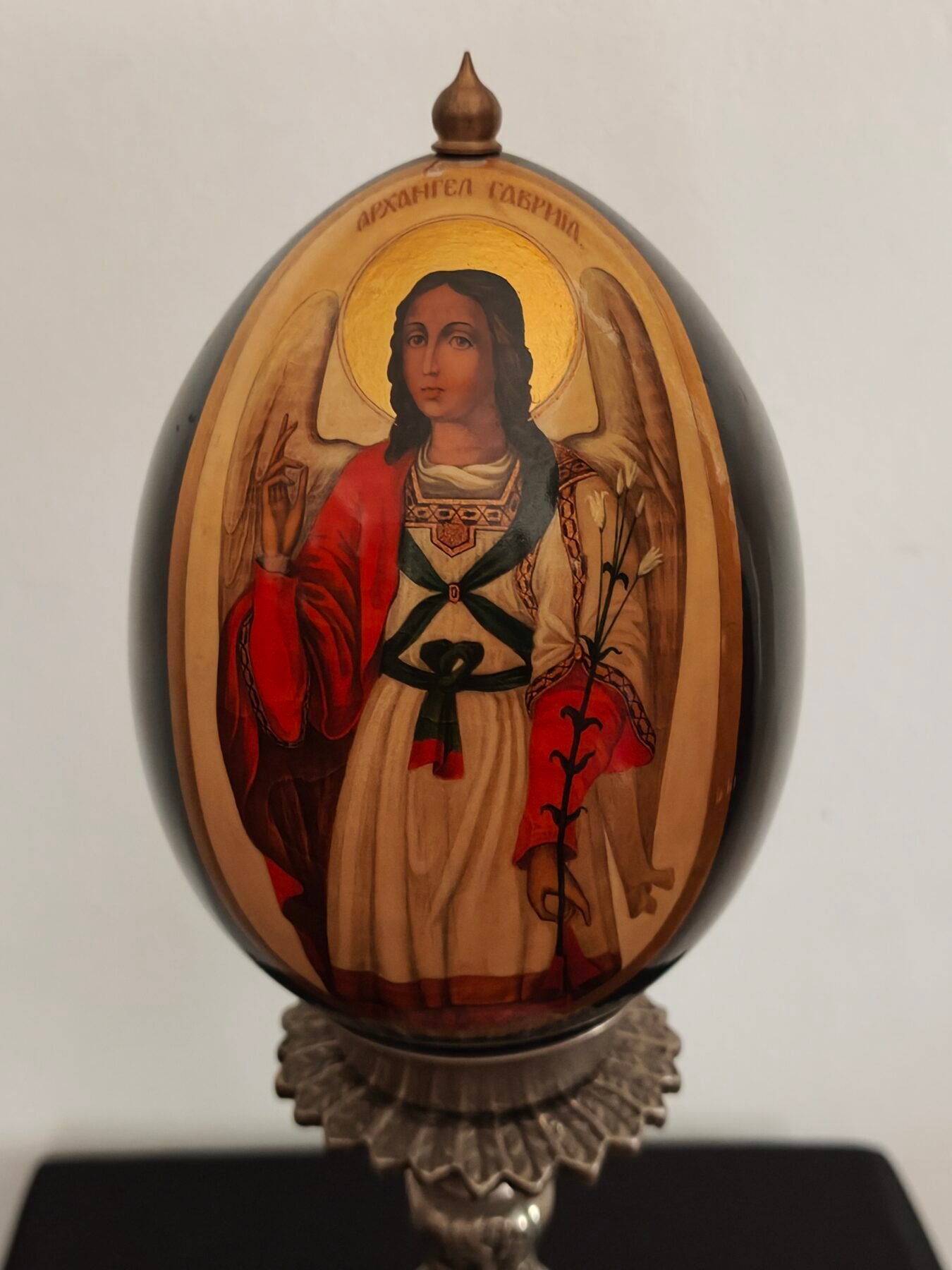 Huevo Ruso de Pascua Lacado en Madera con el Arcángel Gabriel