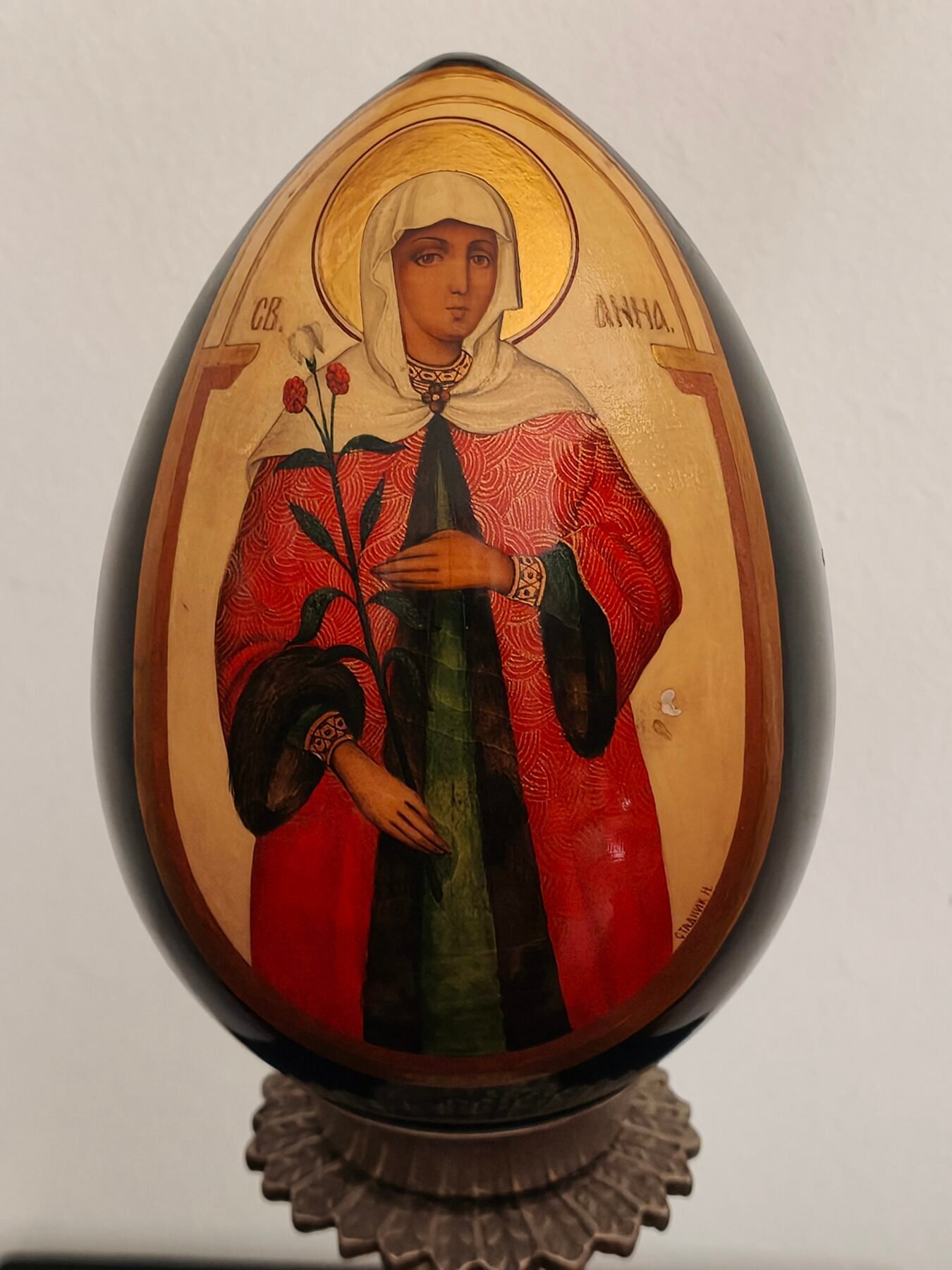 Huevo Ruso de Pascua Lacado en Madera con Santa Ana Firmado