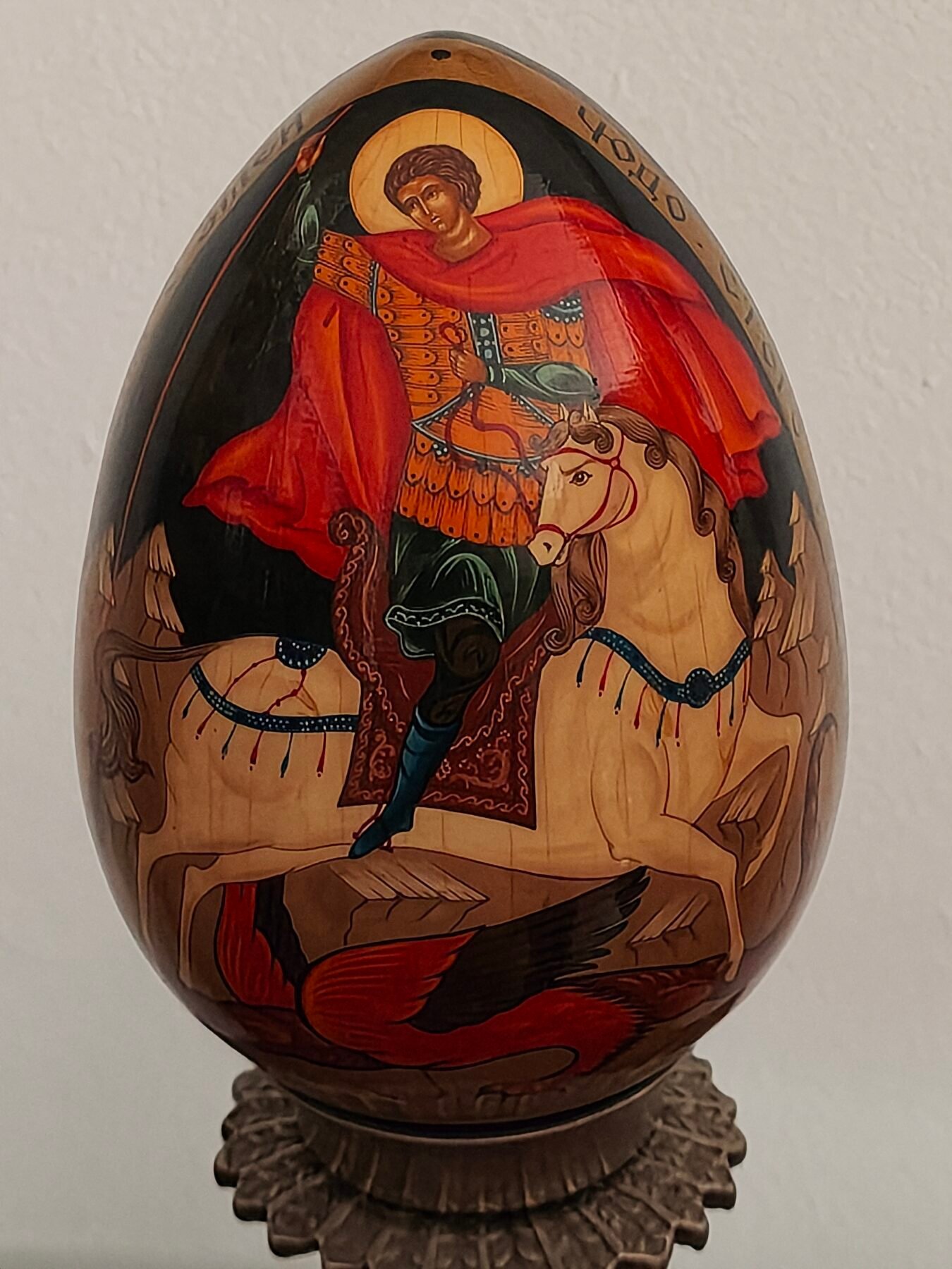 Huevo Ruso de Pascua Lacado en Madera con San Jorge y el Dragón Monogramado