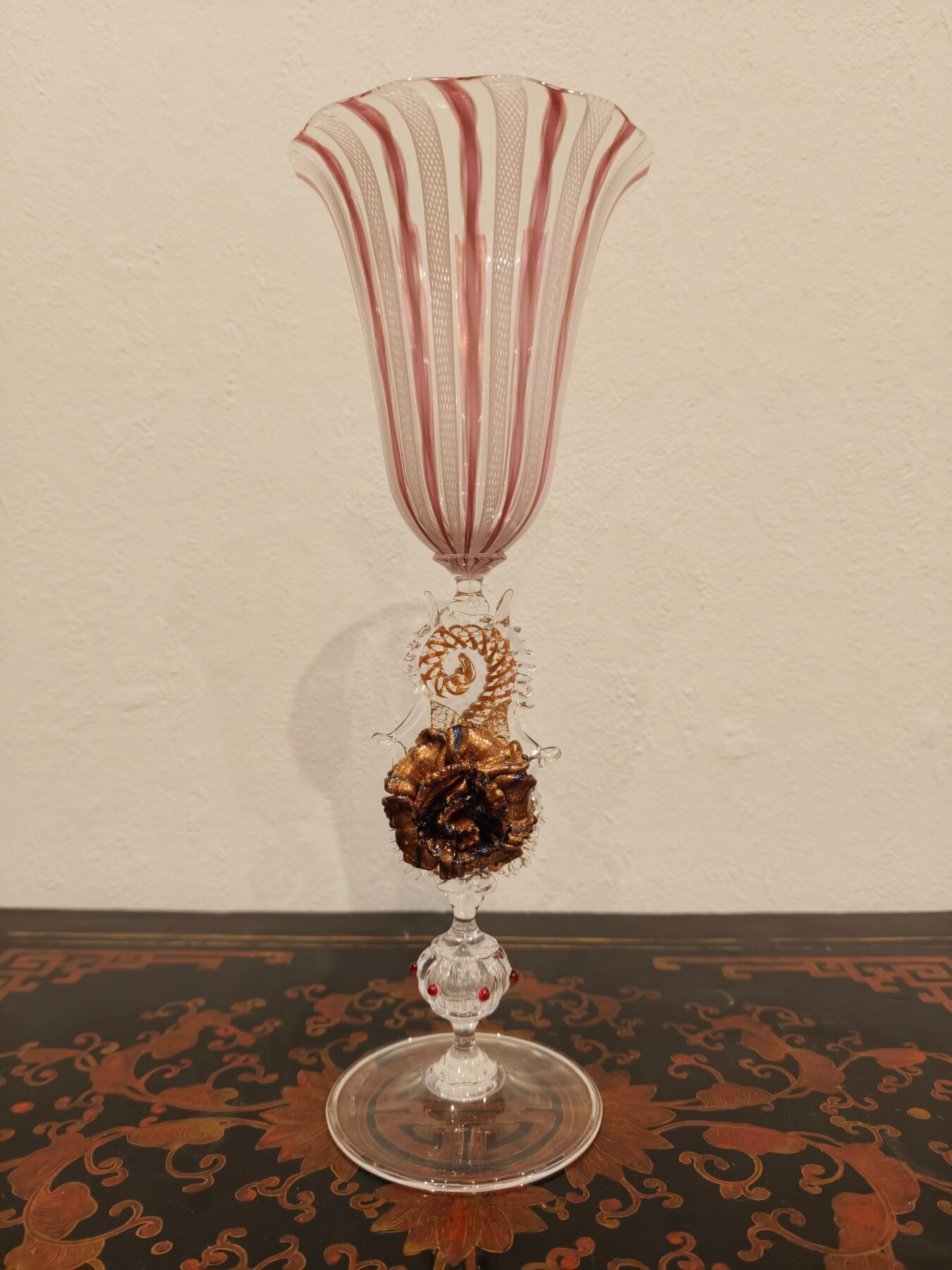 Tipetto de Murano con Filigrana Zanfirico y Reticello, Rosa Escultórica y Vástago en Espiral Dorada