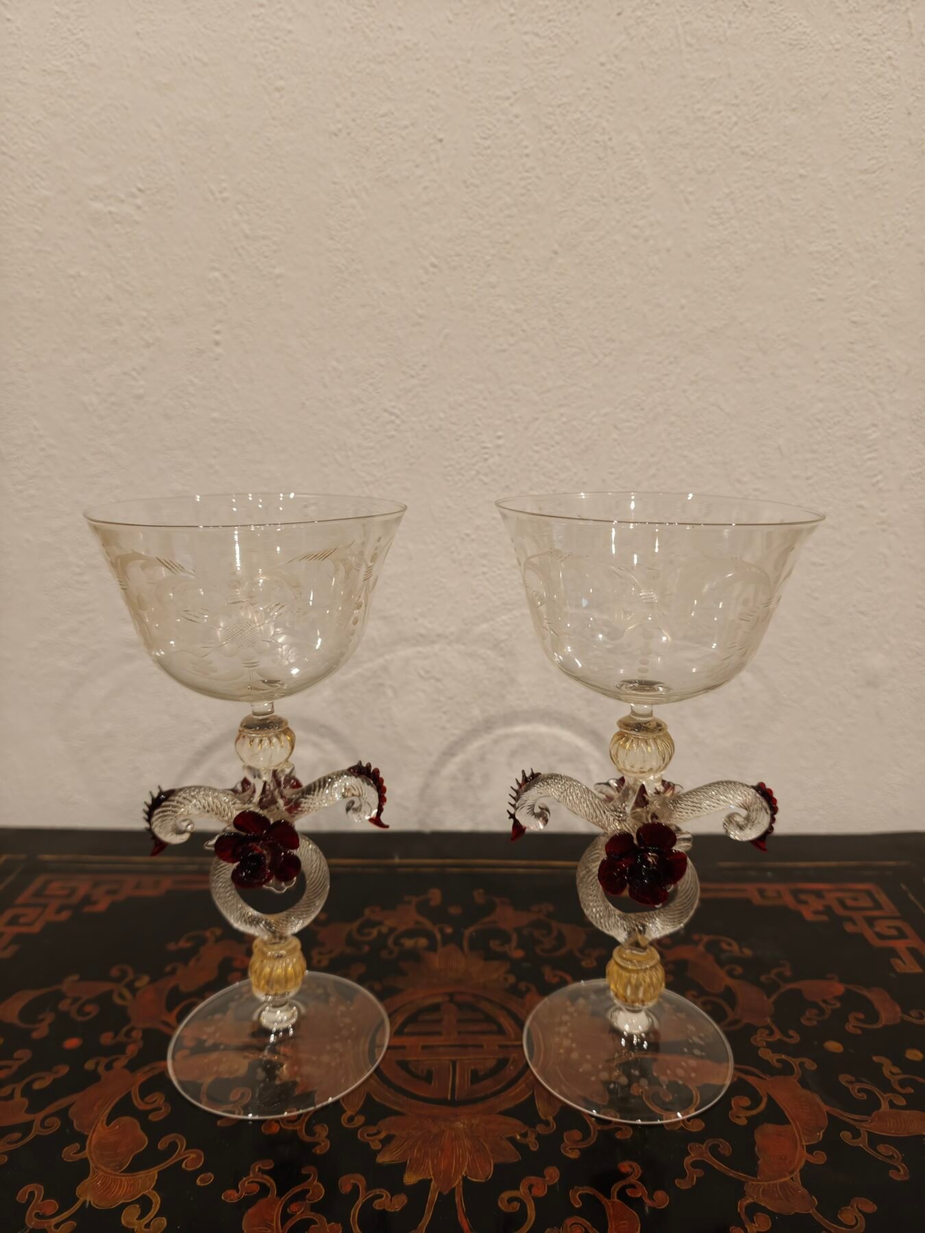Pareja de Tipetti de Murano en Cristal Grabado a la Rueda con Vástago de Dragones, Rosetas Rubí y Oro 24K