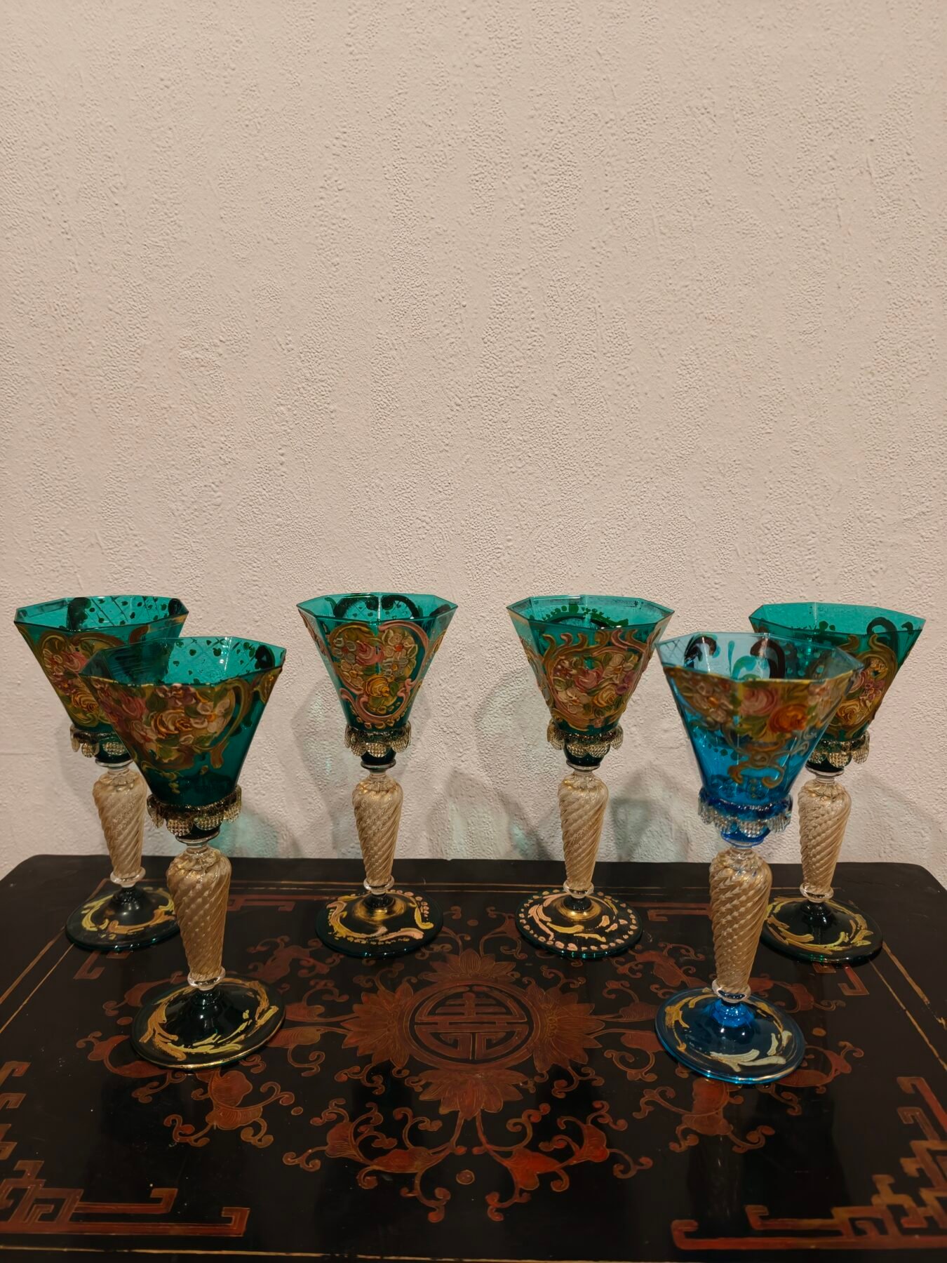 Juego de seis cálices de gala de cristal turquesa esmaltados en relieve y pan de oro 24k