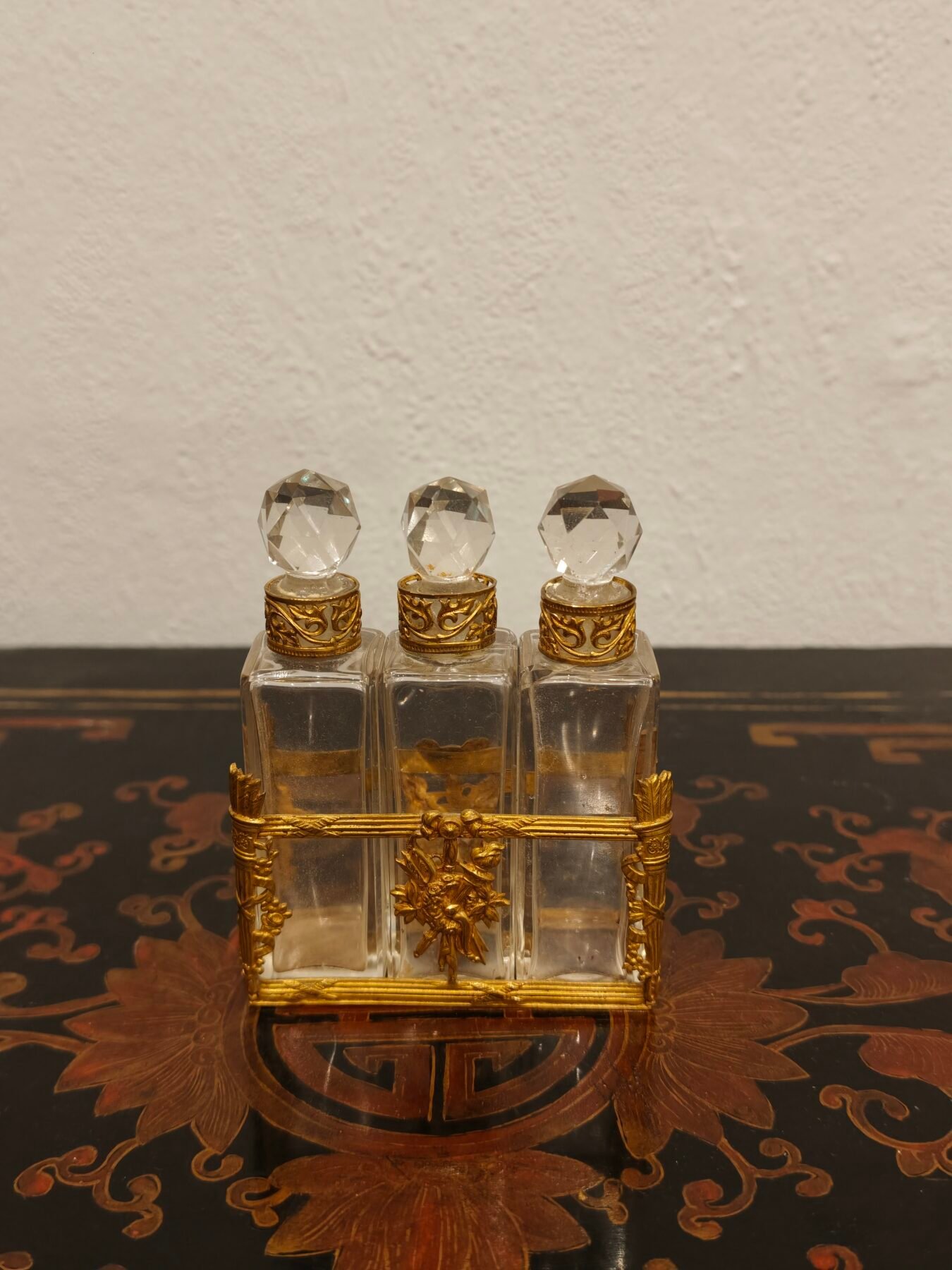 "Servante de parfum" triple Napoleón III en bronce sobredorado y cristal tallado