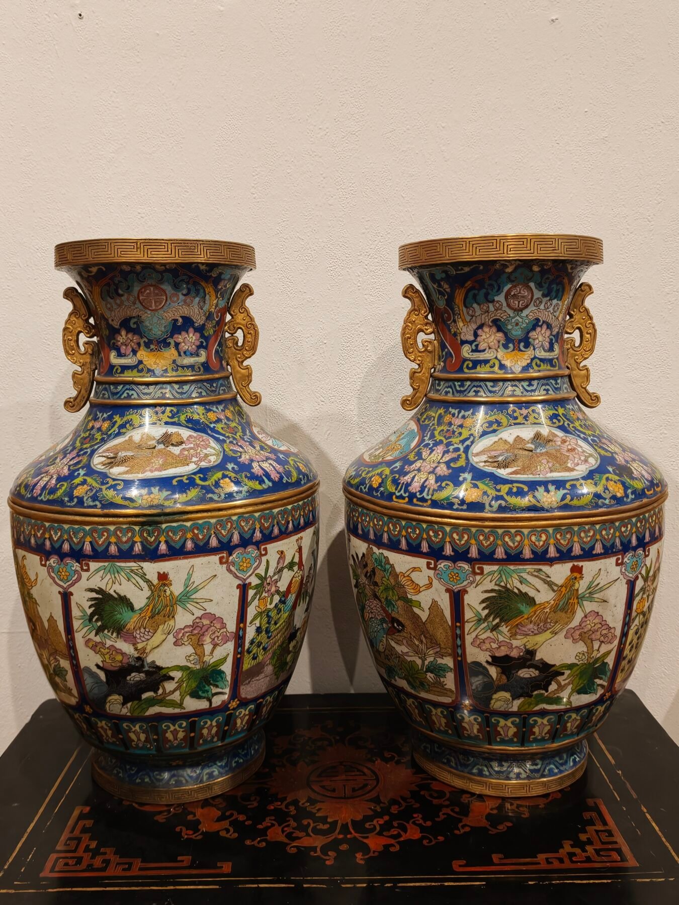 Pareja de jarrones imperiales de esmalte cloisonné y bronce dorado