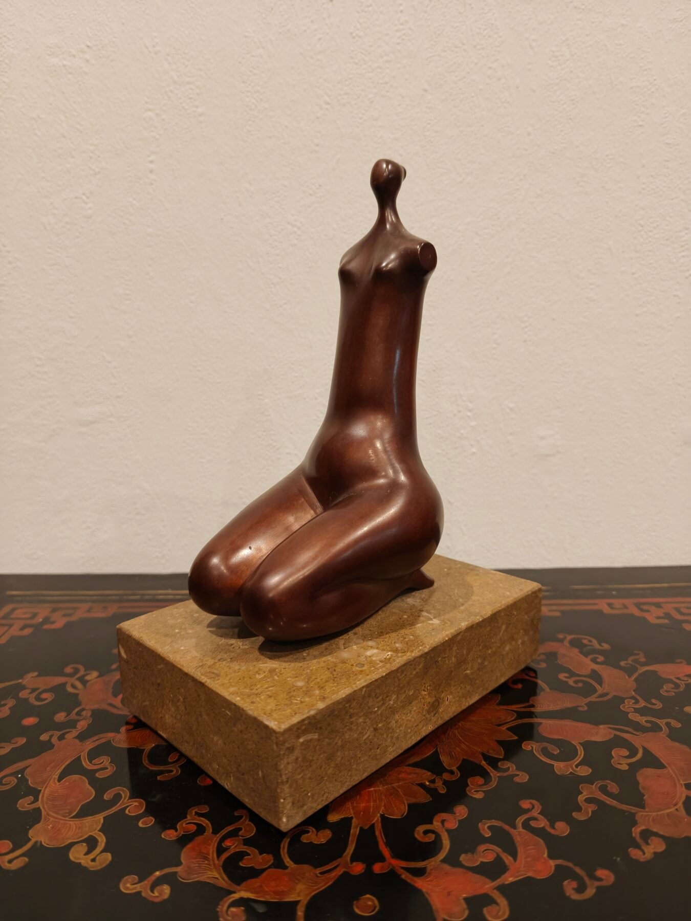 Mujer arrodillada