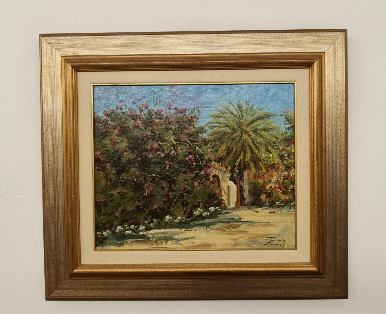 Jardín con buganvillas y palmera