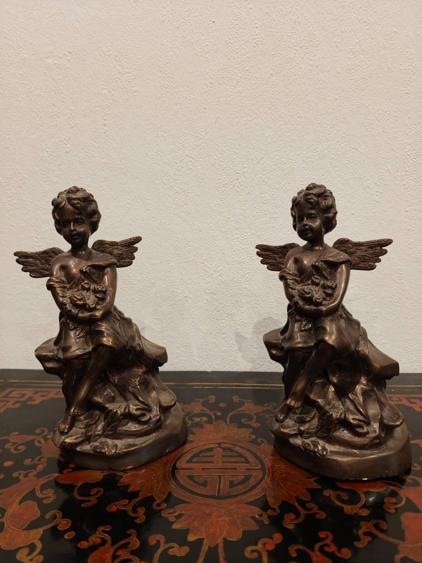 Pareja de "putti" sedentes